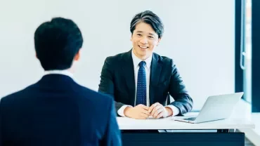 オフィスで面接中のスーツ姿の二人のビジネスマン。