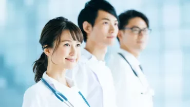現代的な病院で微笑む3人の若い医療専門家。